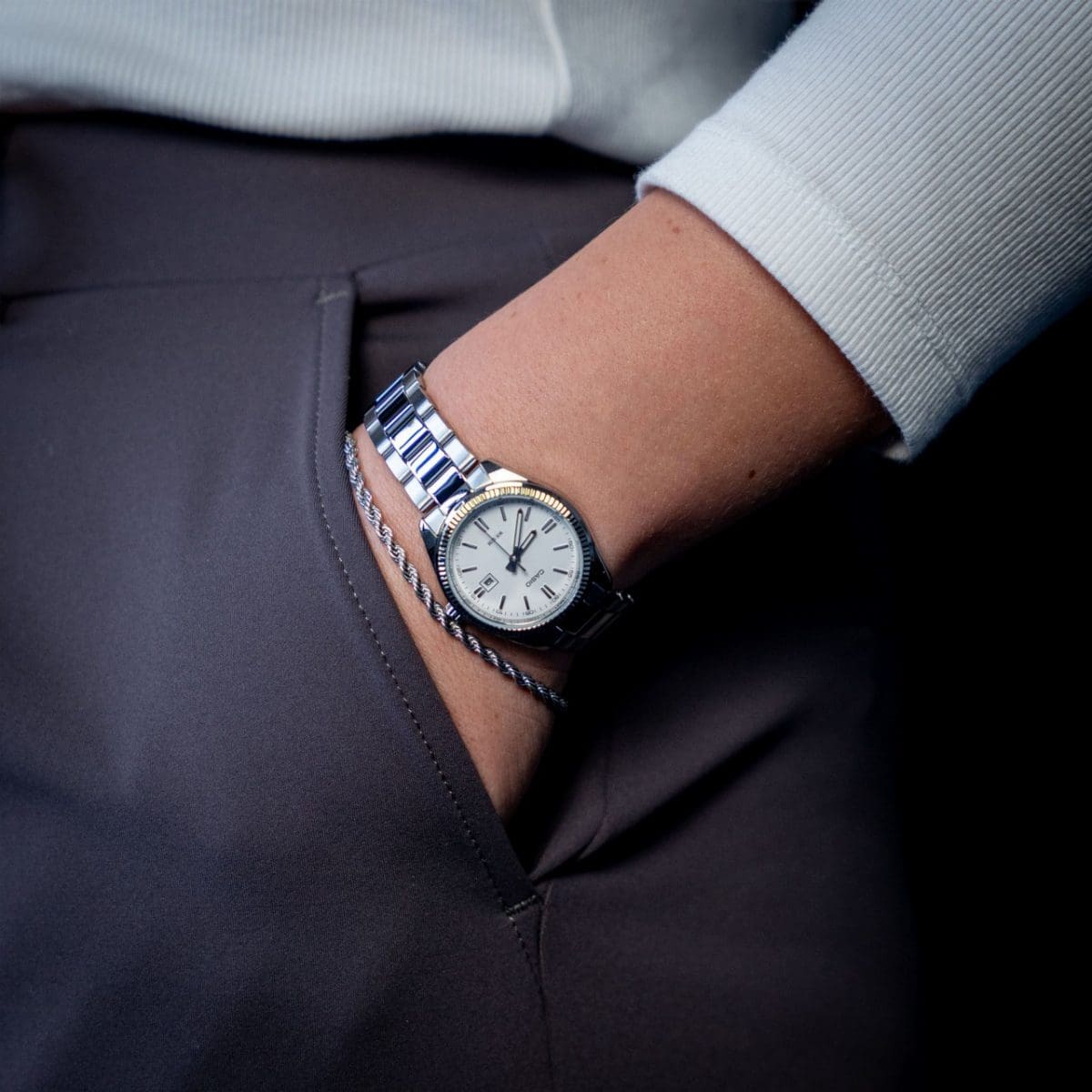 La montre ronde analogique « LTP-1302PD-7A1 » de CASIO Timeless Collection au poignet d'une femme qui met la main dans la poche de son pantalon.