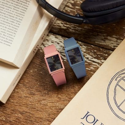 De gauche à droite : MQ-38UC-4A avec bracelet rose et la MQ-38UC-2A2 bleue avec lunette noire et dorée placées côte à côte