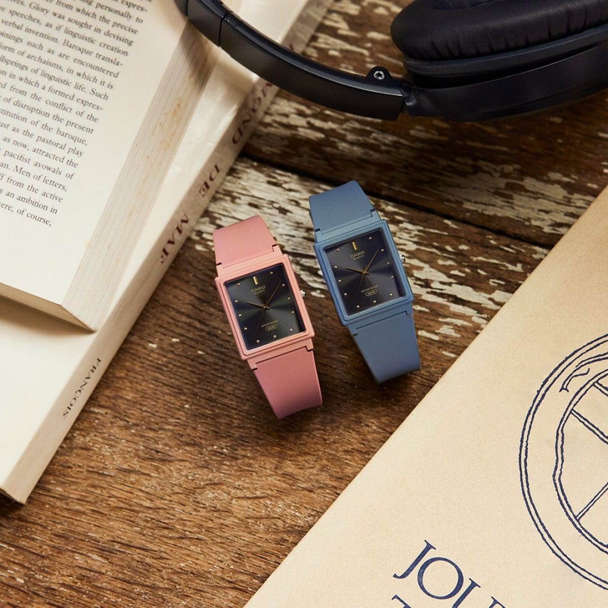 De gauche à droite : MQ-38UC-4A avec bracelet rose et la MQ-38UC-2A2 bleue avec lunette noire et dorée placées côte à côte