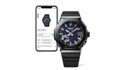 La MRG-B2100R-2A à côté d'un smartphone sur lequel l'application CASIO WATCHES est ouverte.