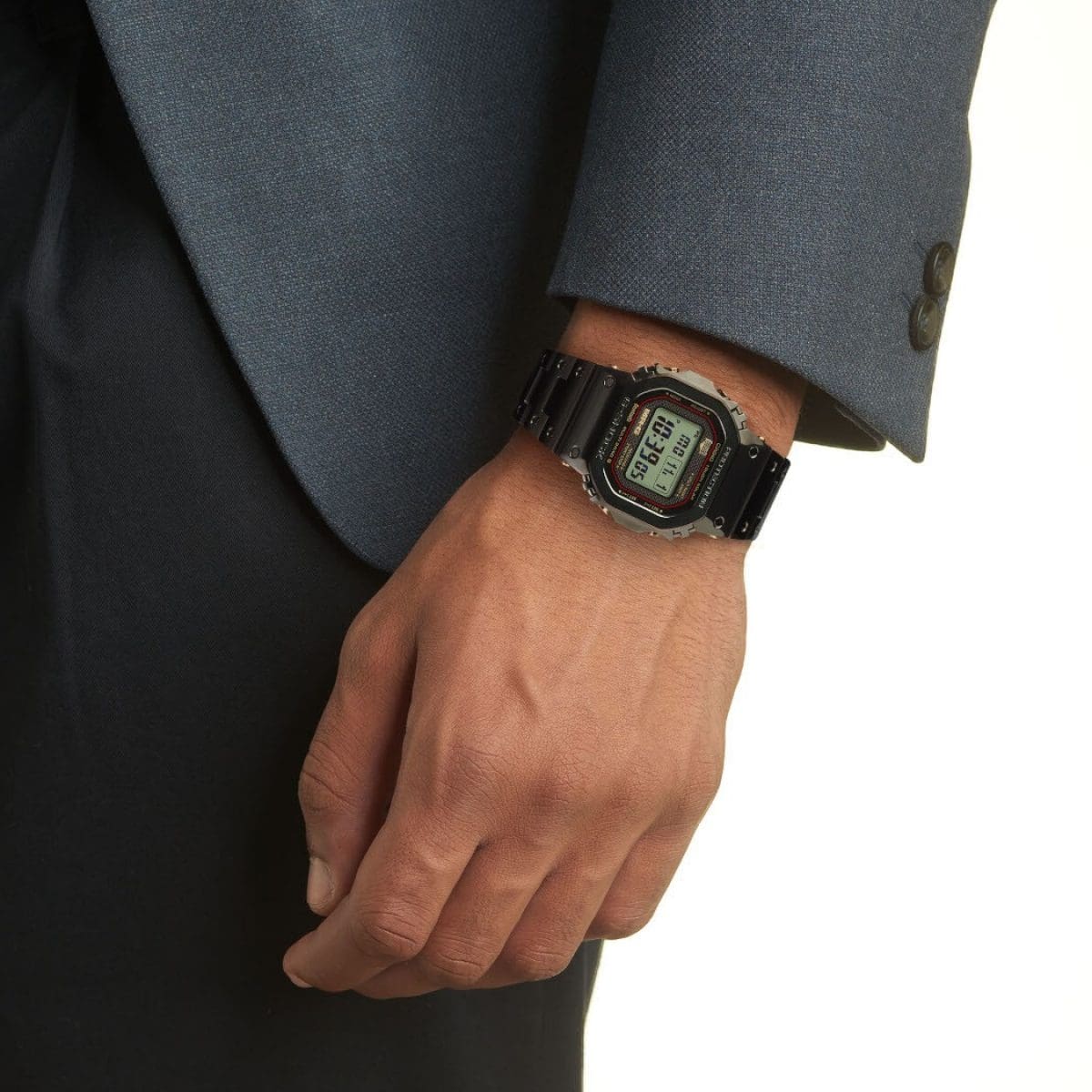 Le MRG-B5000B-1 au poignet d'un homme portant un blazer gris