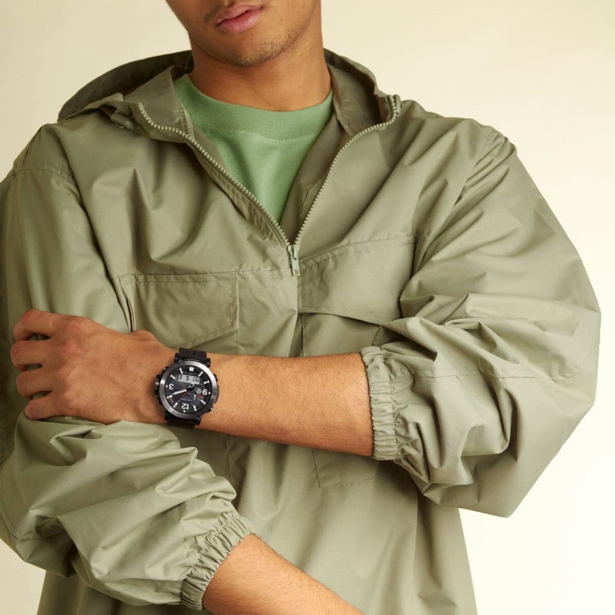 Demi-plan d'un homme en veste vert olive avec la montre Pro Trek PRW-6611Y-1ER en noir à son poignet.