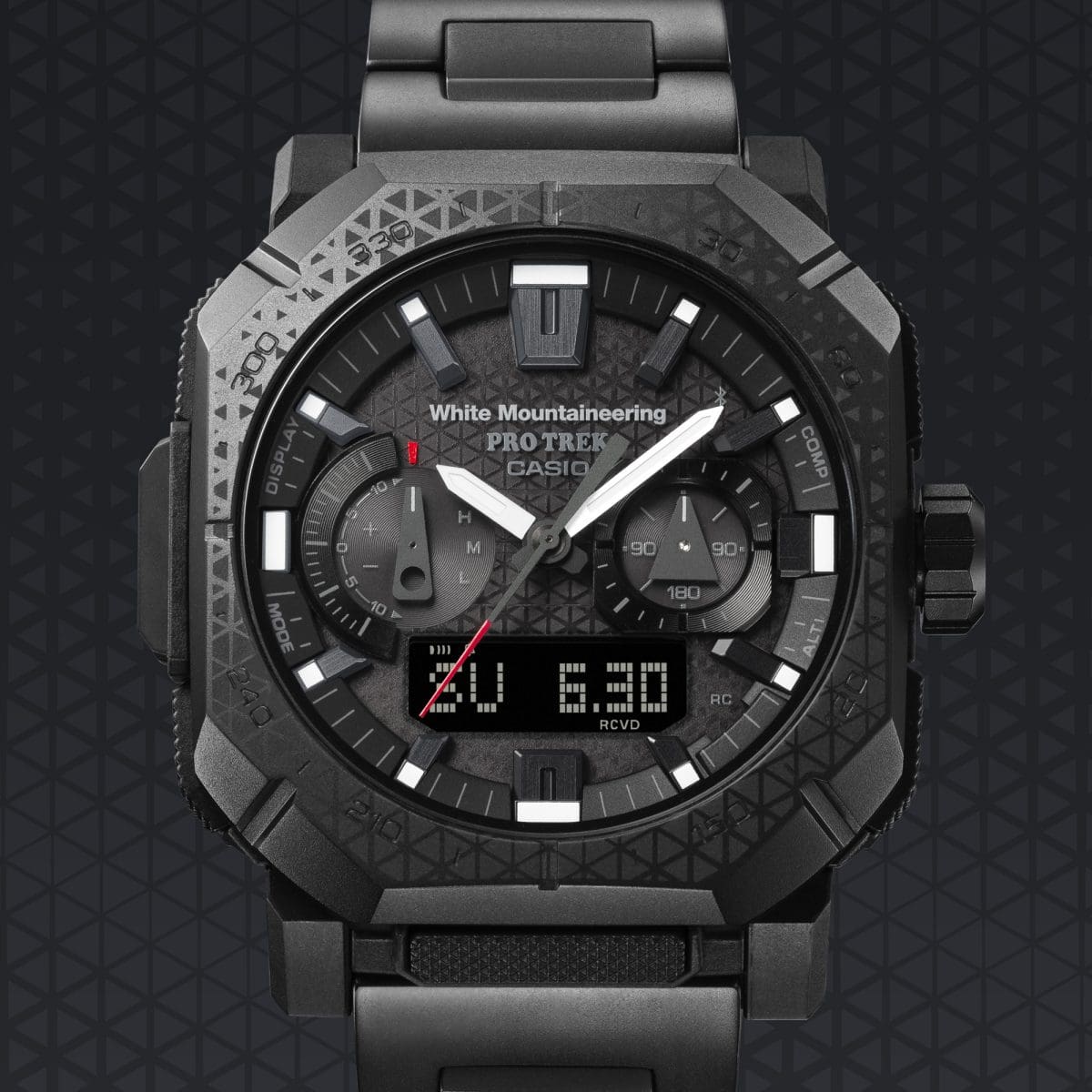 Gros plan sur le cadran analogique de la PRW-B1000WM-1ER en noir mat avec des accents blancs sur les aiguilles et les index.