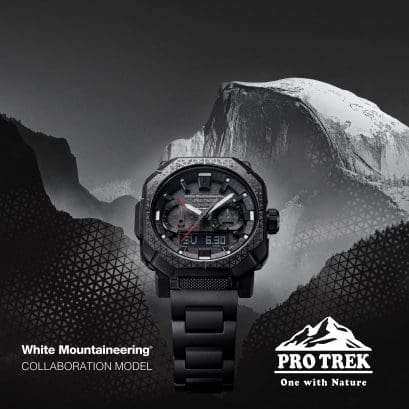 Le sac à dos PRW-B1000WM-1ER noir se détache sur un fond de montagne et arbore les logos des marques PRO TREK et White Mountaineering®.