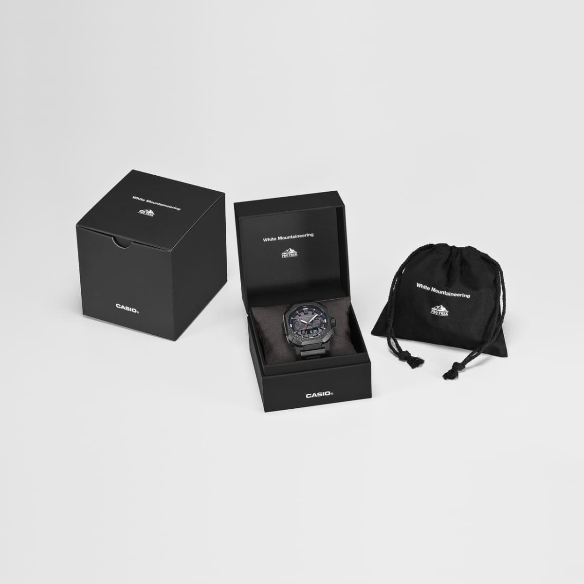 Emballage noir du PRO TREK PRW-B1000WM-1ER avec les logos PRO TREK et White Mountaineering®.