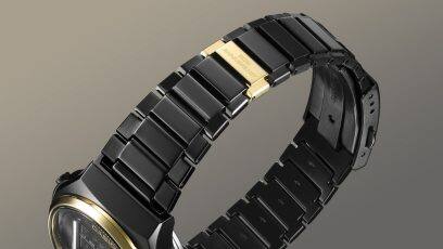 Dos du bracelet à maillons avec un seul élément doré parmi tous les éléments noirs.