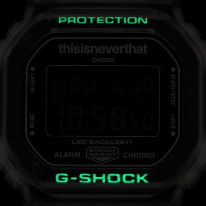 DW-5600TNT-7 Dalam gelap, lapisan berpendar menampakkan PROTECTION dan G-SHOCK yang bersinar di bagian atas dan bawah bezel
