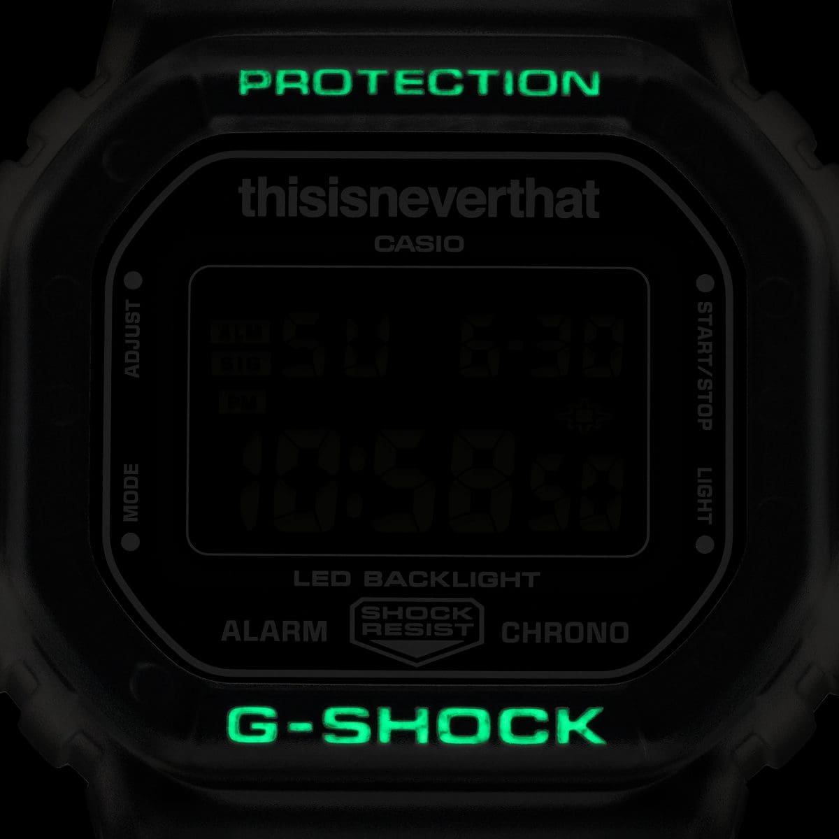 DW-5600TNT-7 Dalam gelap, lapisan berpendar menampakkan PROTECTION dan G-SHOCK yang bersinar di bagian atas dan bawah bezel