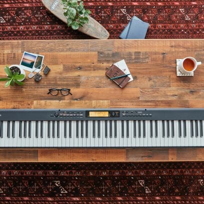Foto lifestyle del pianoforte digitale compatto CASIO CDP-S360 in nero, vista dall'alto. 