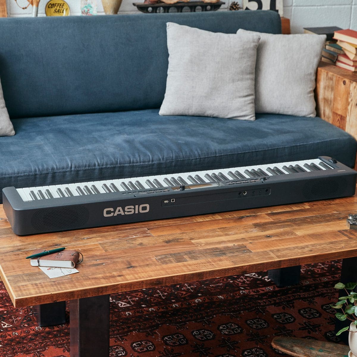 Foto lifestyle del pianoforte digitale compatto CASIO CDP-S360 nero nel soggiorno.