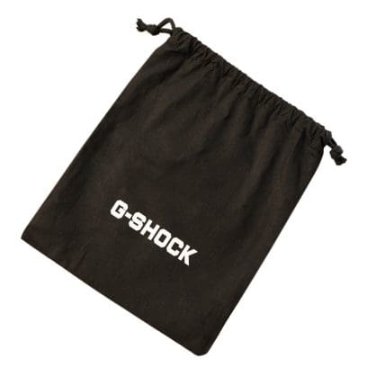 Una mano porge all'altra una borsa regalo G-SHOCK piena.