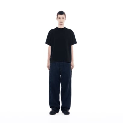 Un uomo con indosso jeans scuri porta la maglietta GXFAB.