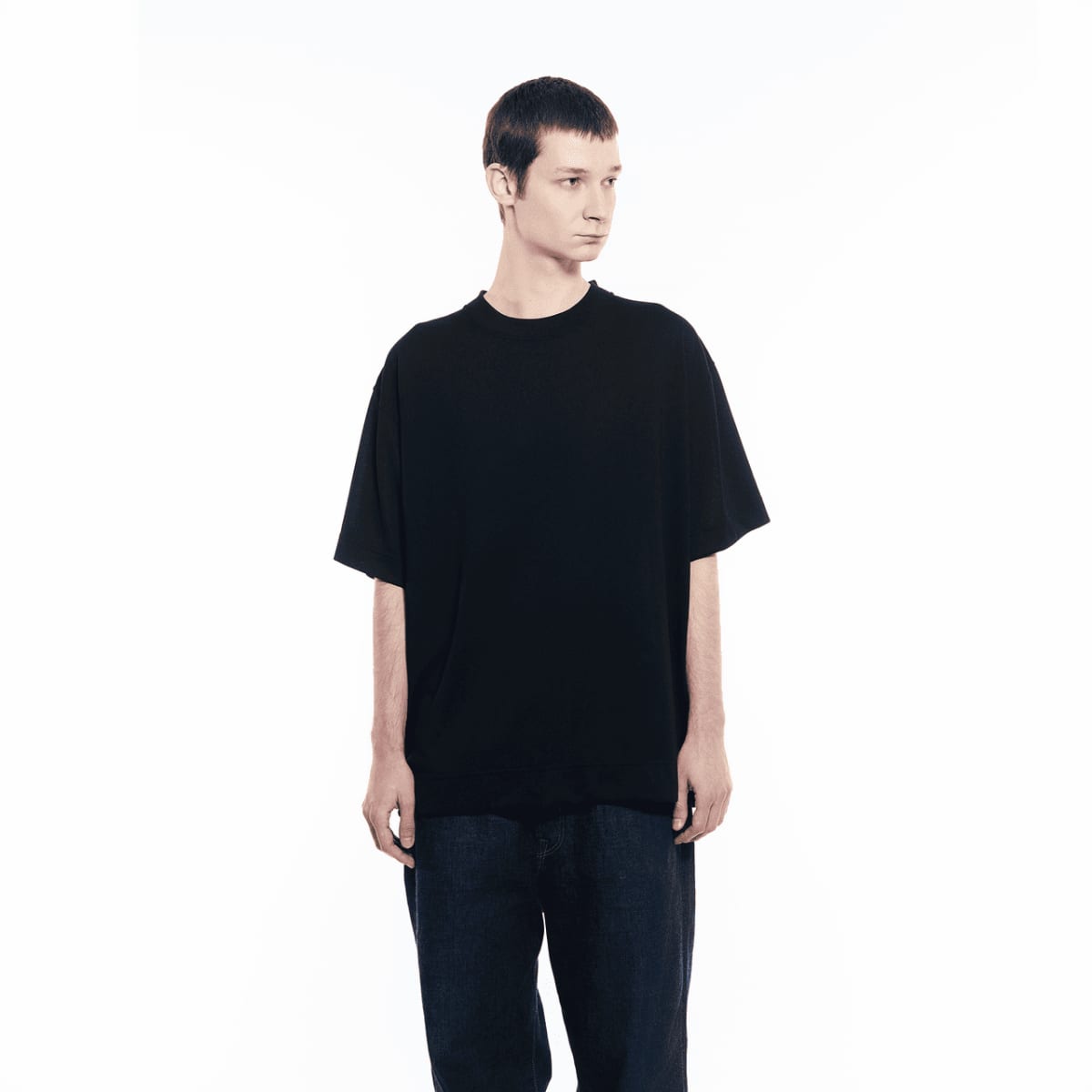 Un uomo con indosso jeans scuri porta la maglietta GXFAB.