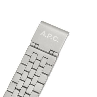 Primo piano della scritta “A.P.C.” sulla chiusura dell'orologio da polso A1000ACD-7