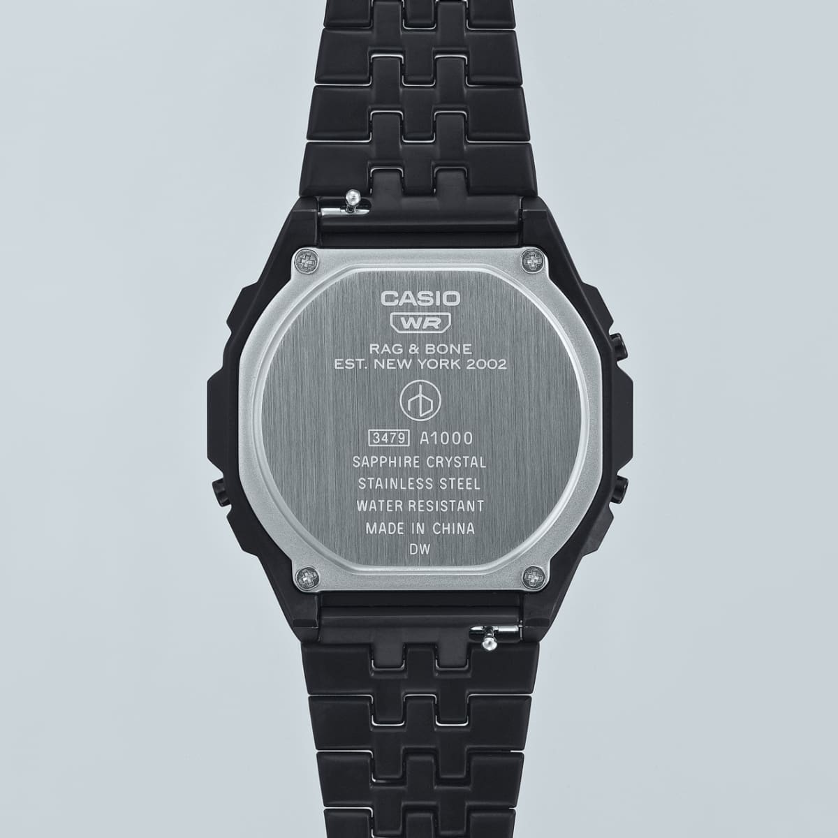 Il retro inciso dell'orologio digitale “A1000RCB-1” di CASIO Vintage Collection e Rag'n'Bone 