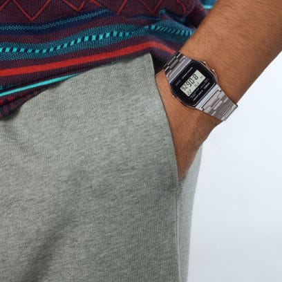 Primo piano dell'orologio da polso CASIO VINTAGE COLLECTION A158WEA-1 al polso di una persona.