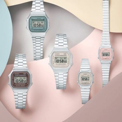 Cinque diversi orologi digitali della CASIO Vintage Collection con quadranti in colori pastello: marrone, turchese, beige e rosa