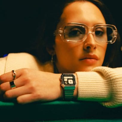 Una donna ha l'A130WE-1A al polso e indossa un maglione bianco lavorato a maglia