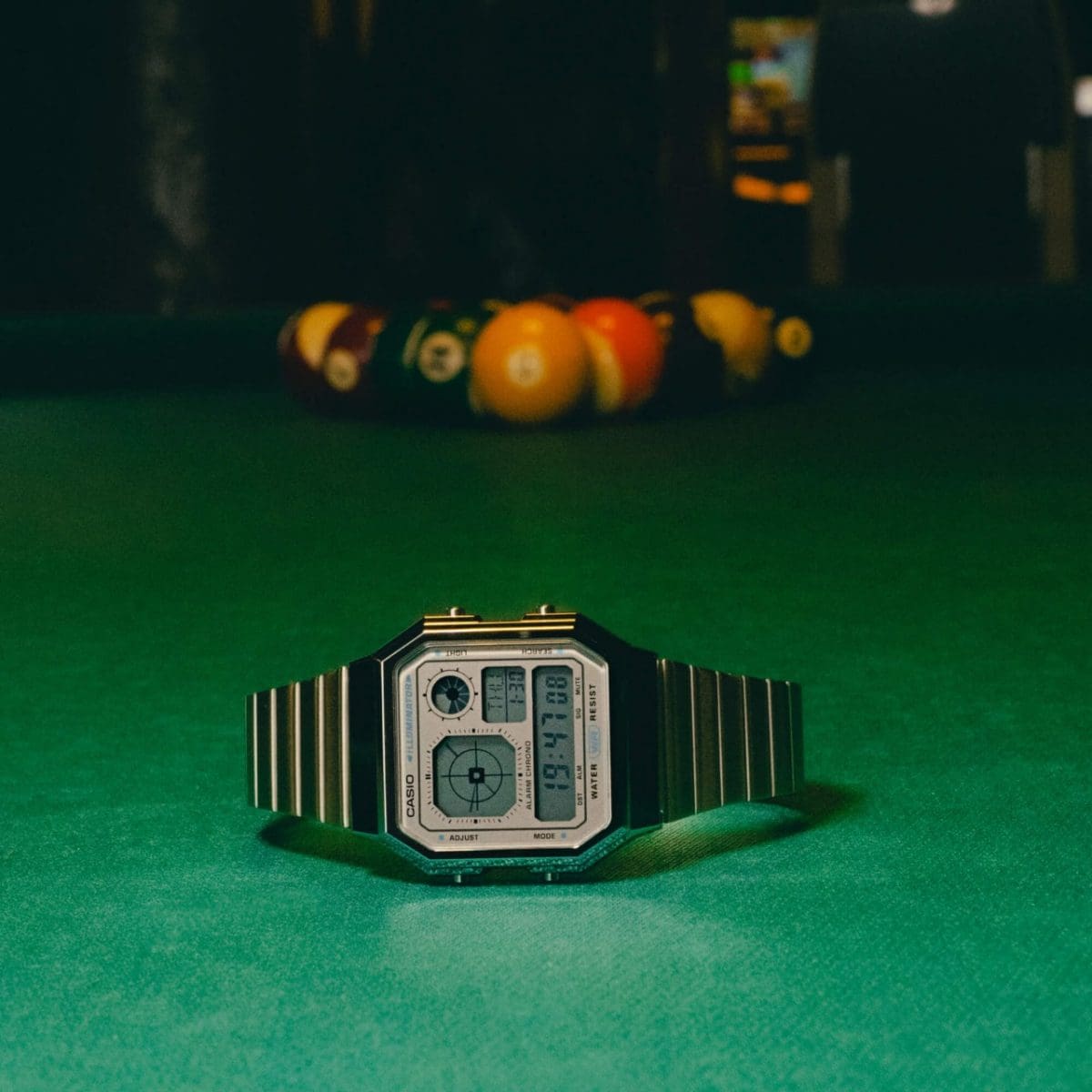 L'A130WE-7AEF giace di lato su un tavolo da biliardo