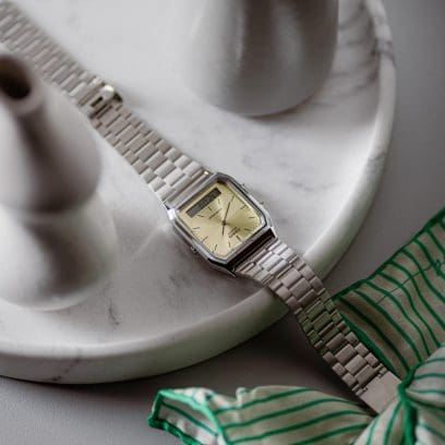 L'AQ-230A-9AMQYES è adagiato su una tavola di marmo e su un tavolo chiaro