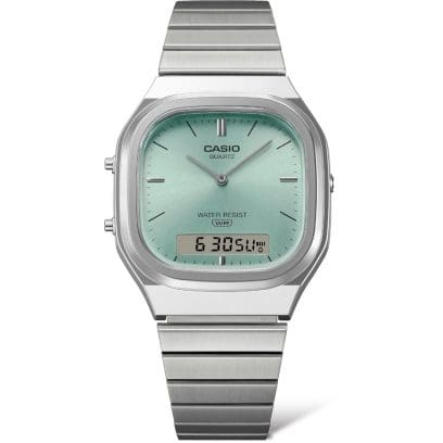 Vista frontale dell'orologio da polso argentato AQ-240E-2AEF con bracciale a maglie e quadrante azzurro chiaro leggermente scintillante.