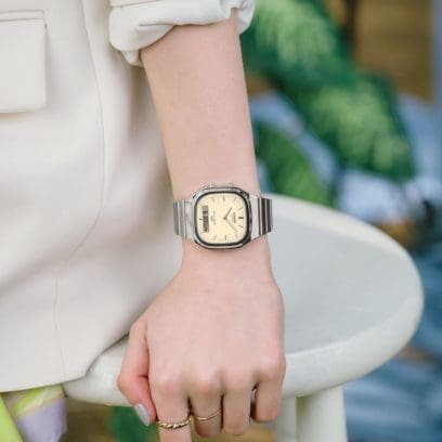 Una donna con un blazer beige porta al polso l'orologio AQ-240E-7A2EF color argento con quadrante color crema.