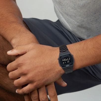 Primo piano dell'orologio da polso digitale B640WB-1B di CASIO al polso di un uomo