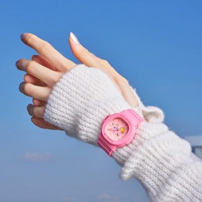 BGA-10-4AER al polso di una donna che indossa un maglione lavorato a maglia bianco
