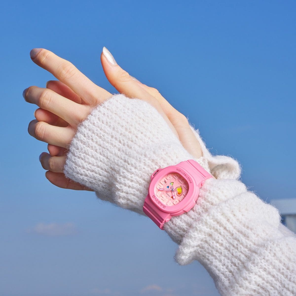 BGA-10-4AER al polso di una donna che indossa un maglione lavorato a maglia bianco