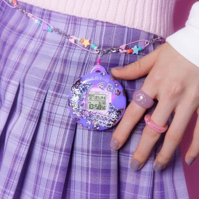 Alloggiamento del BGD-10KKM-1 in una custodia viola sulla cintura di una gonna a scacchi viola