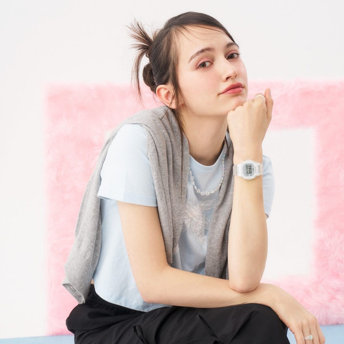 BGD-565GC-7ER al polso di una donna che indossa una maglietta azzurra e pantaloni neri