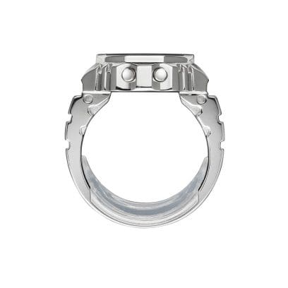 Montaggio laterale dell'orologio ad anello CASIO con distanziatore applicato.