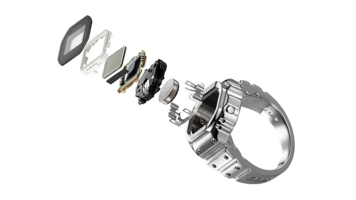 Singoli componenti dell'orologio ad anello CASIO posti l'uno di fronte all'altro