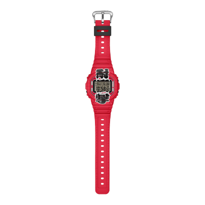 Vista d'insieme dell'orologio da polso rosso DW-5600AKA-4ER con supporto per cinturino nero e fibbia argentata
