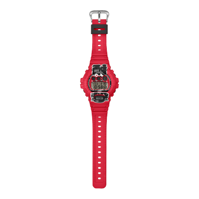 Vista d'insieme dell'orologio da polso rosso DW-6900AKA-4ER di G-SHOCK con supporto del cinturino nero e fibbia argentata