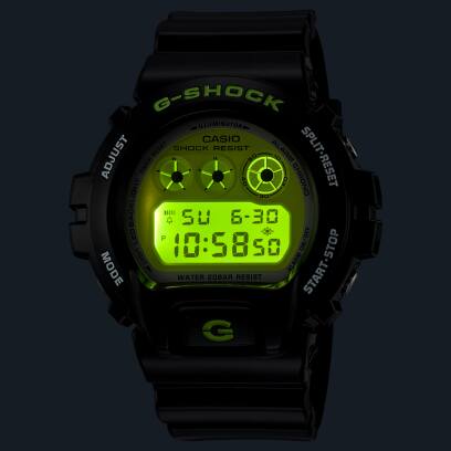 L'orologio da polso DW-6900RCS-1 al buio con illuminazione luminosa del display