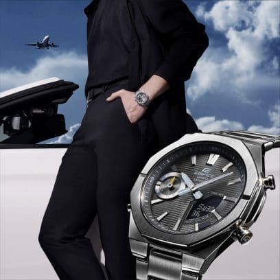 Vista angolata dell'ECB-S10D-8AEF. Sullo sfondo si vede una persona vestita di nero. La mano è nella tasca dei pantaloni. L'orologio può essere visto al polso.