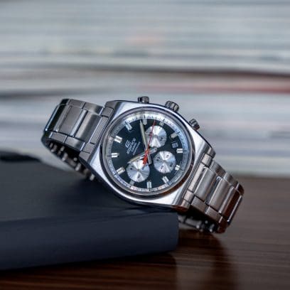 L'orologio da polso Edifice EFB-730D-1AV con cinturino argentato e quadrante nero ispirato a un notebook