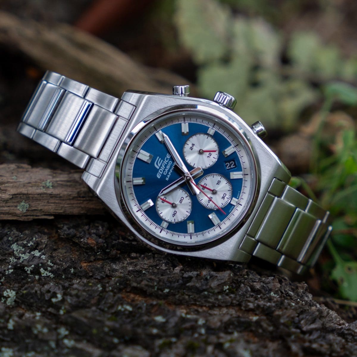 L'orologio da polso Edifice EFB-730D-2AV con cinturino argentato e quadrante blu ispirato a un tronco d'albero
