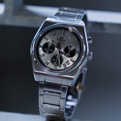 L'orologio da polso Edifice EFB-730D-7AV con cinturino argentato e quadrante bianco incastonato su un bracciale in metallo
