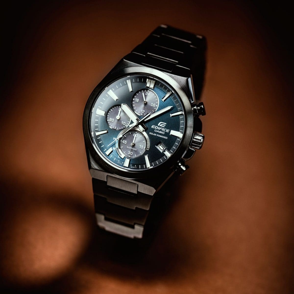 L'EFS-S630DC-2AV su sfondo marrone. Il datario è posizionato a ore quattro.