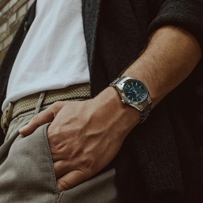L'EFK-100D-2AER al polso di un uomo che mette la mano nella tasca dei pantaloni
