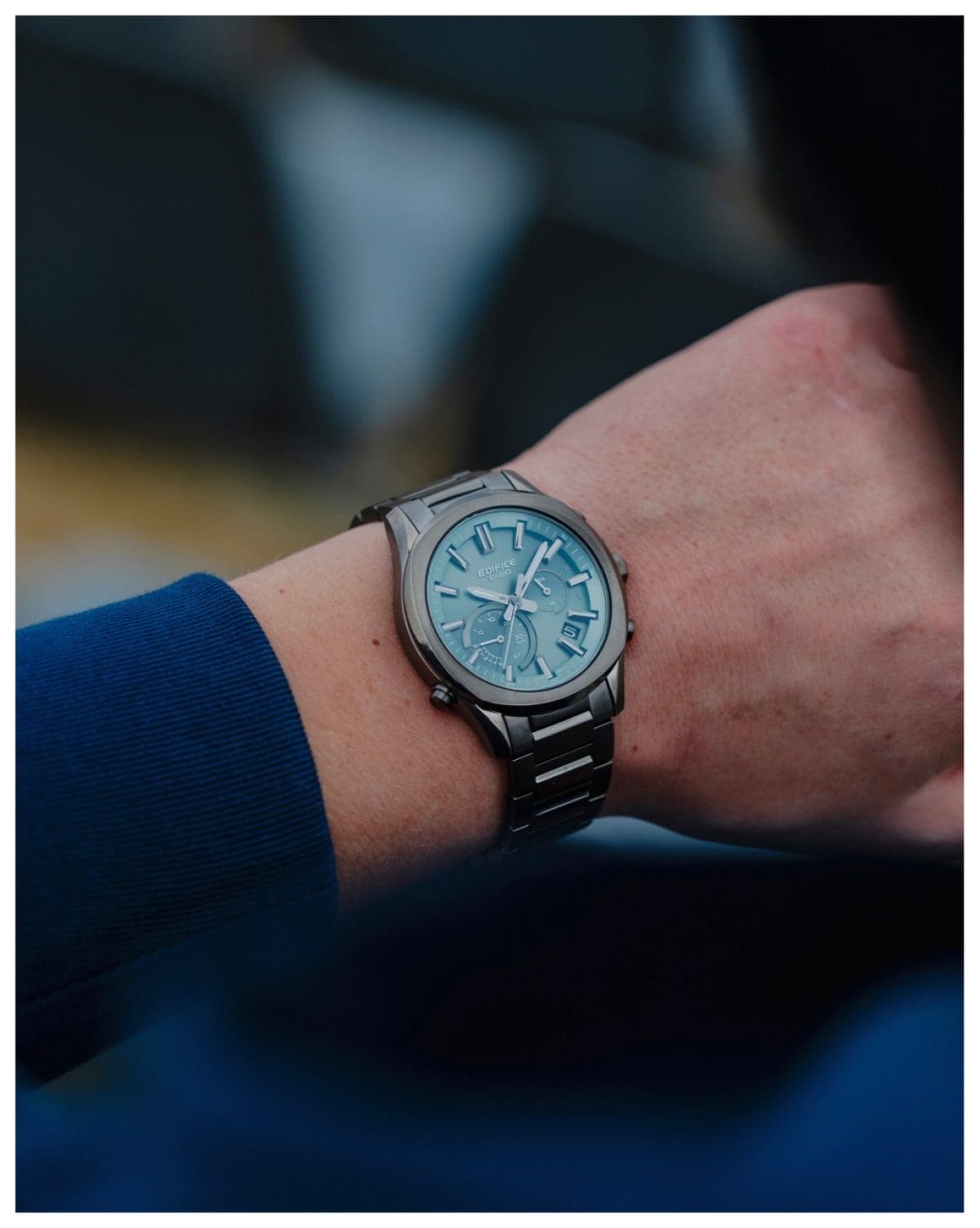 Un uomo con una maglietta blu porta al polso l'orologio EQB-1300DC-3AEF.
