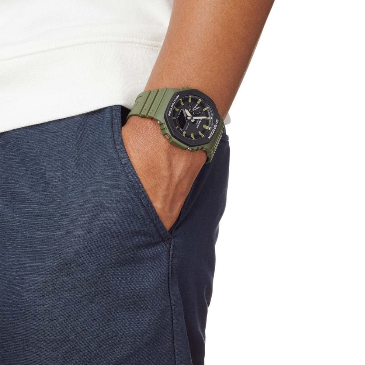 Primo piano dell'orologio analogico-digitale GA-2100SU-3A al polso di una persona con la mano nella tasca dei pantaloni