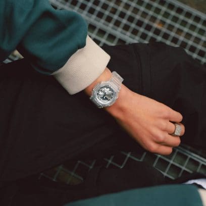 Primo piano del GA-2100BM-7A8 al polso. L'orologio è indossato in abbinamento a un maglione verde-beige.