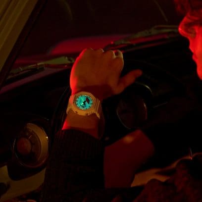 GA-2100HDS-7AER al polso di una persona seduta in un'auto poco illuminata. Si può vedere il quadrante luminoso