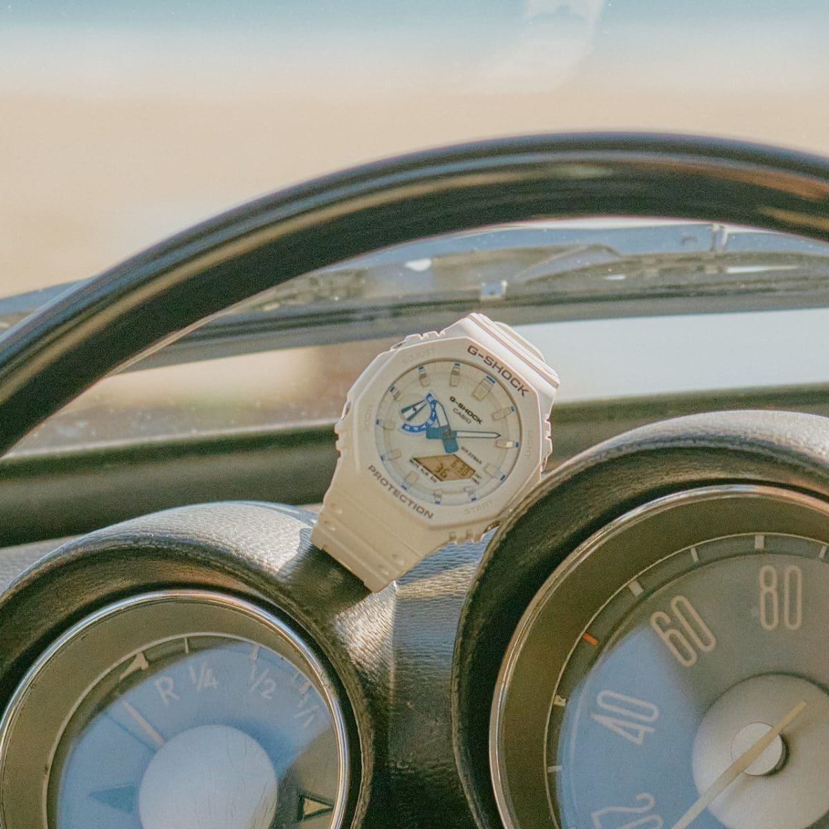 GA-2100HDS-7AER si trova dietro il volante di un'auto