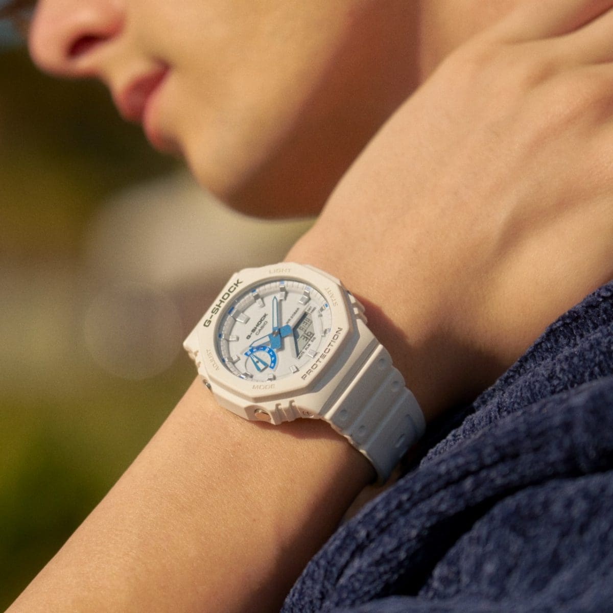 GA-2100HDS-7AER al polso di una persona che indossa un maglione blu scuro