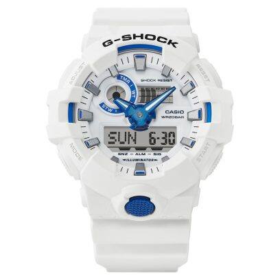 Vista frontale del GA-700HDS-7AER. Le lancette blu e gli accenti sopra e accanto al quadrante si distinguono dall'orologio altrimenti bianco.