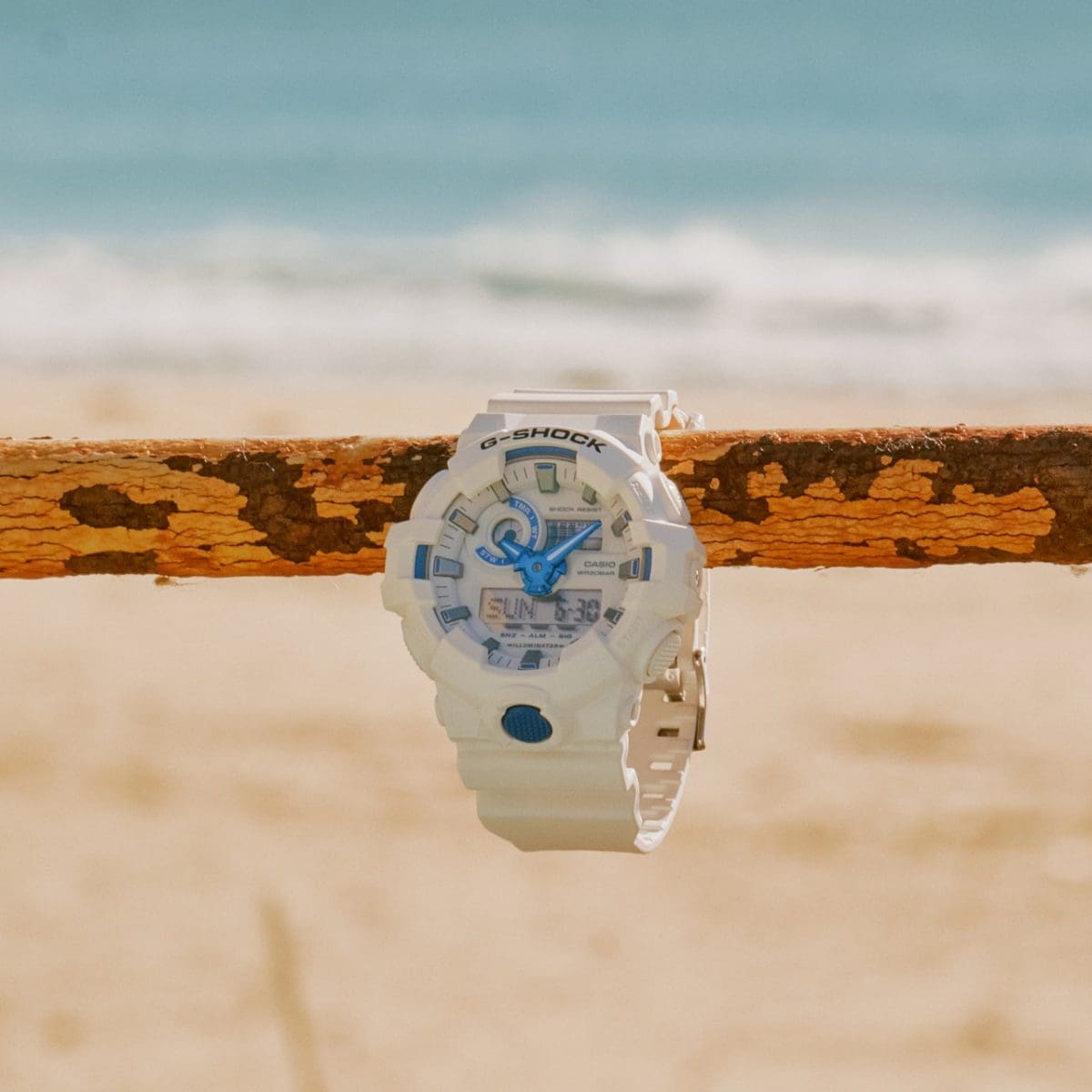 GA-700HDS-7AER è appeso a una ringhiera sulla spiaggia con il mare sullo sfondo